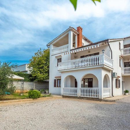 2 Bedroom Cozy Apartment In Omišalj Exterior foto