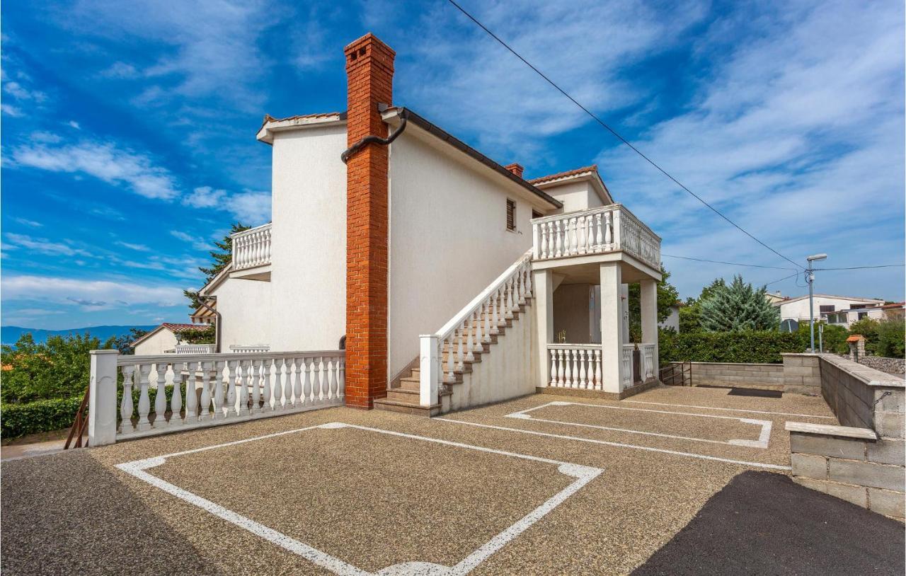 2 Bedroom Cozy Apartment In Omišalj Exterior foto
